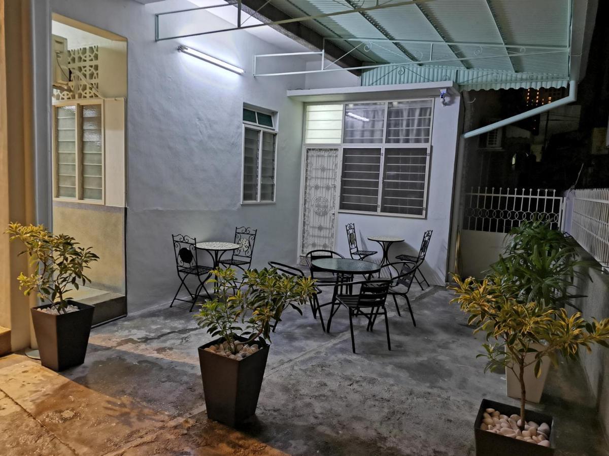 G Fortune Guest House Victoria Green George Town Exterior foto