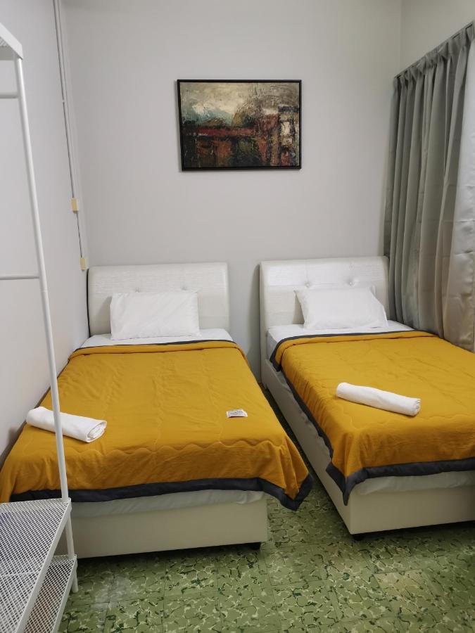 G Fortune Guest House Victoria Green George Town Exterior foto